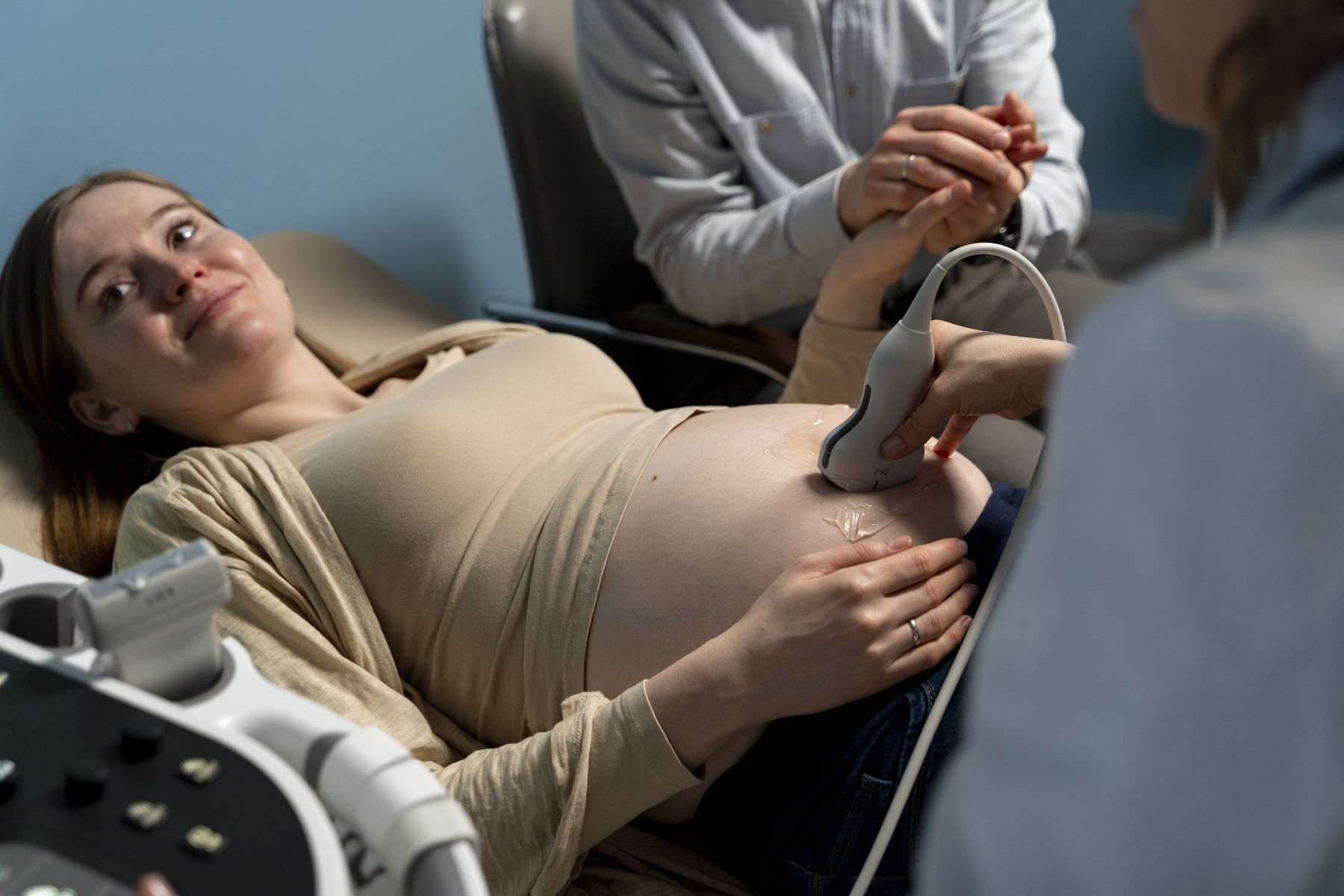 gynecologist-performing-ultrasound-consultation